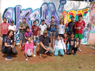 Alunos da Escola Municipal José Bonifácio se preparam para a Noite de Autógrafos com projetos de arte e cultura